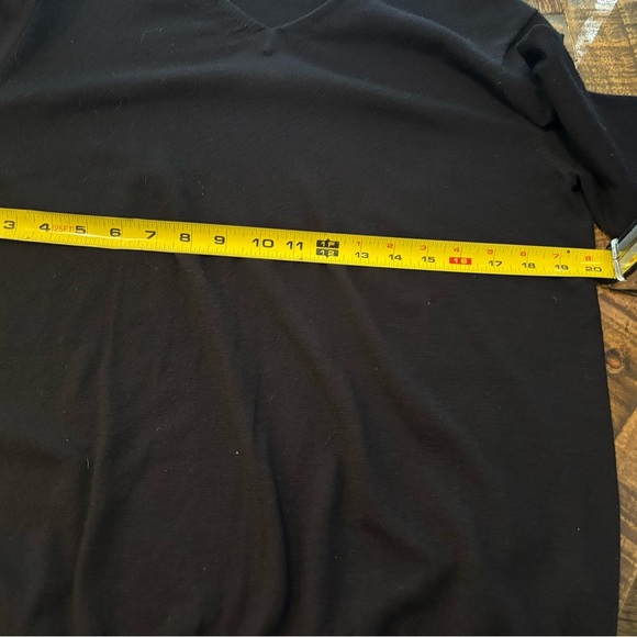 UNTUCKit  Sweater Men's Medium 100%
Merino Wool Navy V Neck Long Sleeve
Pullover - Picture 14 of 14